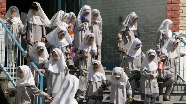 Irán realiza los primeros arrestos por envenenamiento de colegialas
