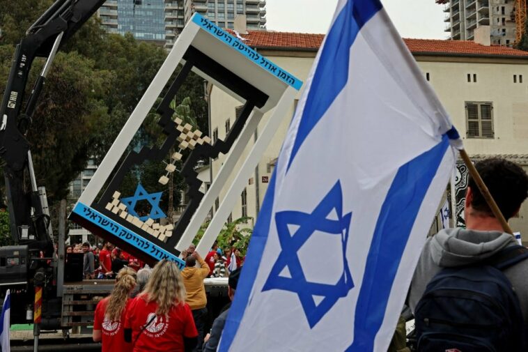 Israel: el ministro de Defensa pide una pausa en las reformas mientras miles protestan