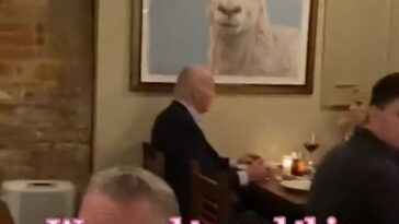 El presidente Biden y su esposa estaban cenando en un restaurante de Washington DC cuando un activista de izquierda del grupo Code Pink lo acosó sobre la guerra de Ucrania.