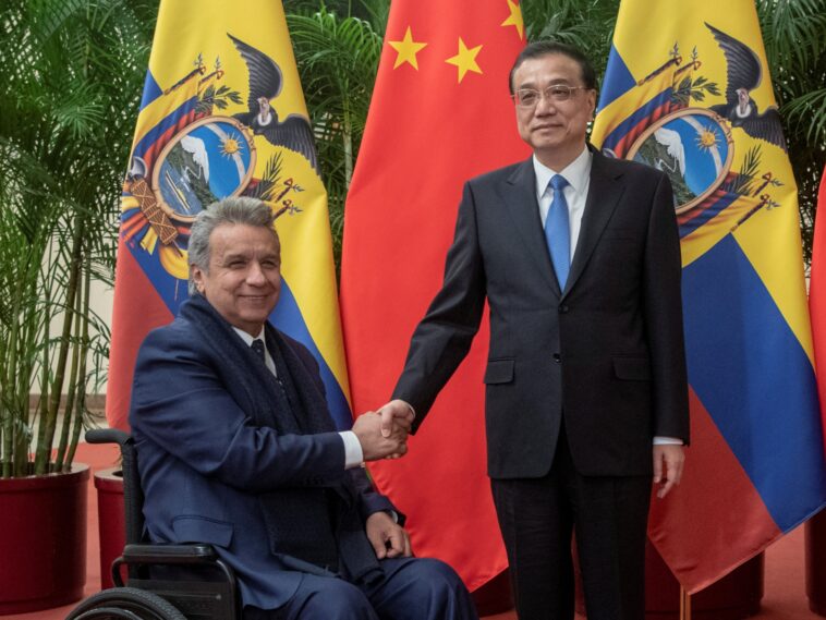 Juez de Ecuador aprueba cargos contra exlíder por represa china