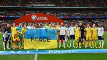 Los jugadores ingleses y ucranianos se unieron en solidaridad detrás de una bandera que decía 'paz'