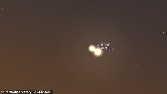 Todo un espectáculo: Júpiter y Venus compartirán un raro 'beso cósmico' esta noche, cuando los dos planetas aparezcan uno al lado del otro en el cielo nocturno.
