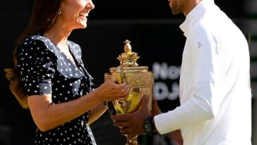 Las fuentes dicen que, como en años anteriores (la Princesa de Gales fotografiada en 2022 con Novak Djokovic), Kate entregará el trofeo, incluso a jugadores rusos y bielorrusos.