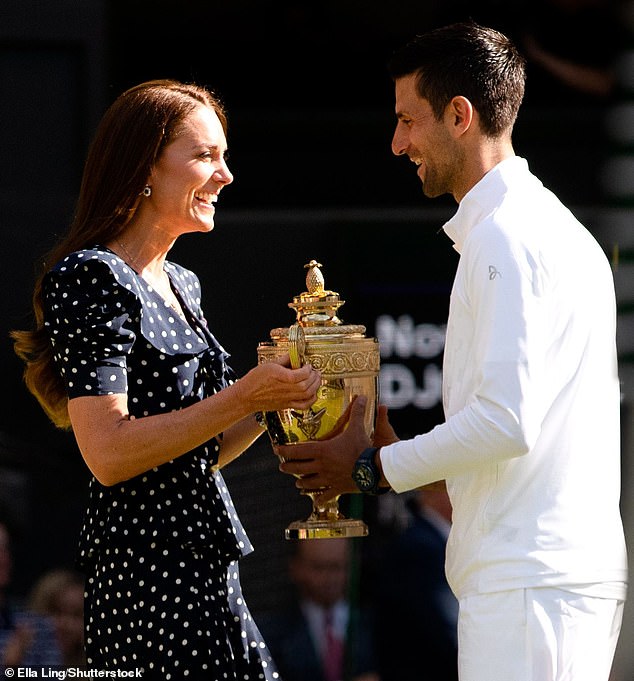 Las fuentes dicen que, como en años anteriores (la Princesa de Gales fotografiada en 2022 con Novak Djokovic), Kate entregará el trofeo, incluso a jugadores rusos y bielorrusos.