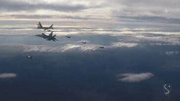 Un par de bombarderos estadounidenses B-52 Stratofortress con capacidad nuclear han participado en una misión sobre Europa con otros tres aliados de la OTAN, según muestran las imágenes publicadas hoy (en la foto), en una demostración de fuerza de la alianza militar occidental.