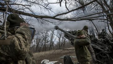 Los militares ucranianos disparan un cañón de artillería que apunta a las posiciones rusas cercanas a la línea de frente de Bakhmut en Chasiv Yar mientras continúa la movilidad militar entre las fuerzas ucranianas y rusas.