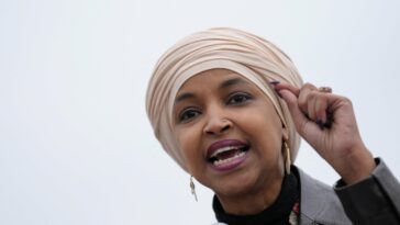La congresista estadounidense Ilhan Omar presenta una nueva resolución que condena la islamofobia