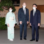 El primer ministro japonés Fumio Kishida y su esposa Yuko Kishida dan la bienvenida al presidente estadounidense Joe Biden para una cena privada en Happo-en en Tokio, Japón, el 23 de mayo de 2022. (Reuters)
