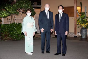 El primer ministro japonés Fumio Kishida y su esposa Yuko Kishida dan la bienvenida al presidente estadounidense Joe Biden para una cena privada en Happo-en en Tokio, Japón, el 23 de mayo de 2022. (Reuters)