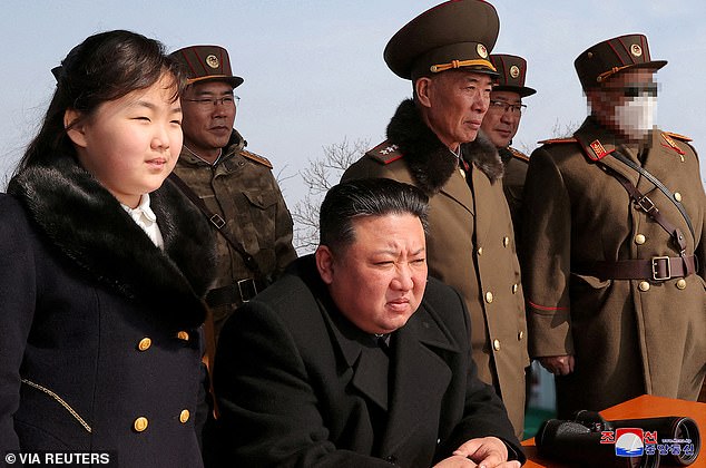 Un desertor dijo: “Creo que el régimen de Corea del Norte nunca llegará a la cuarta generación con Kim Ju Ae (izquierda).  Desde que Kim Jong Un llegó al poder, el régimen de Corea del Norte ha ido demasiado lejos en una dirección muy inestable y anormal durante la última década.