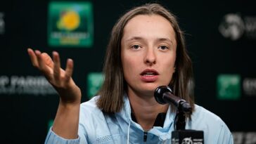 La campeona defensora y número 1 del mundo, Iga Swiatek, golpeó a la tenista rusa Anastasia Potapova después de que usara una controvertida camiseta de fútbol rusa en la cancha de Indian Wells.