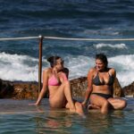 Los nadadores se refrescan en la playa Bronte de Sídney y los meteorólogos pronostican que el calor continuará en el sureste de Australia este fin de semana