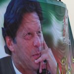La policía de Pakistán intenta arrestar al ex primer ministro Imran Khan