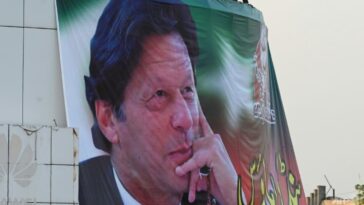 La policía de Pakistán intenta arrestar al ex primer ministro Imran Khan