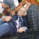 El veterano activista Fred Nile colapsó dramáticamente poco después de dar un discurso a los manifestantes cristianos frente a la oficina de Channel 10 en Sydney el sábado.