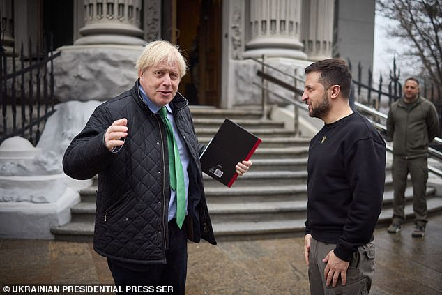 Boris Johnson, quien entabló un romance con Zelensky antes de dejar el número 10 el verano pasado, ha sido una de las voces más fuertes que presionan para que la OTAN intensifique su apoyo a Ucrania.  Están fotografiados juntos en Kiev en enero.
