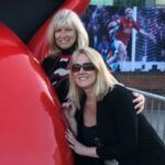 La última foto de Rebecca Carter, de 45 años, y su madre Pamela Teasdale, de 68, antes de que rompieran su relación en 2018. Se las ve en el estadio Old Trafford del Manchester United.