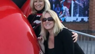 La última foto de Rebecca Carter, de 45 años, y su madre Pamela Teasdale, de 68, antes de que rompieran su relación en 2018. Se las ve en el estadio Old Trafford del Manchester United.
