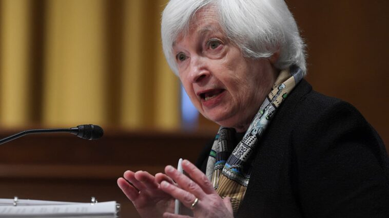 La secretaria del Tesoro, Yellen, dice que solo se protegerán los depósitos no asegurados en los bancos considerados un riesgo sistémico