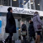 Las acciones de Charles Schwab caen un 8%, pero se recuperan desde mínimos mientras la empresa defiende su posición financiera