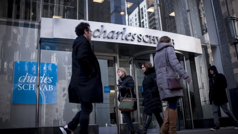 Las acciones de Charles Schwab caen un 8%, pero se recuperan desde mínimos mientras la empresa defiende su posición financiera