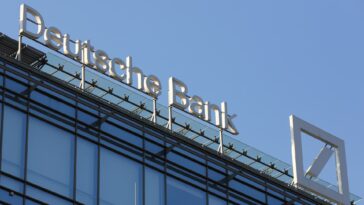 Las acciones de Deutsche Bank caen un 14% después de un repentino aumento en el costo de asegurarse contra su incumplimiento