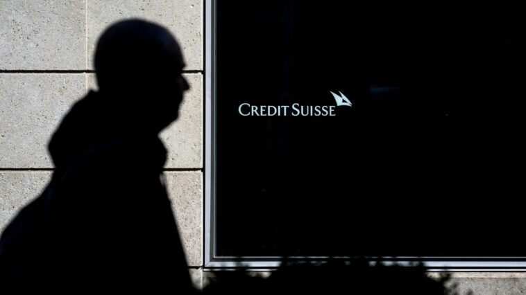 Las acciones financieras caen cuando Credit Suisse se convierte en la última crisis del sector
