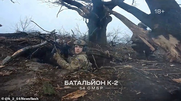 El video capturado en las cámaras de los cascos también muestra a los soldados ucranianos disparando a los soldados rusos desde sus pequeños búnkeres en medio de raíces de árboles deformadas ennegrecidas por el fuego de artillería.