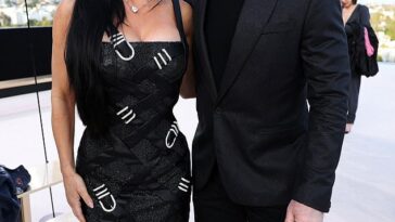 Lauren Sanchez con Jeff Bezos en el desfile de Versace el jueves