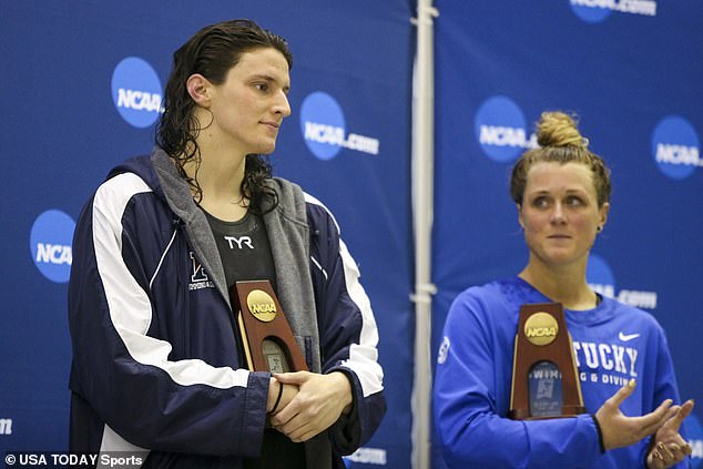 Riley Gaines (derecha) se ve en marzo de 2022 en Atlanta, Georgia, después de haber nadado contra Lia Thomas (izquierda) en los campeonatos de la NCAA.