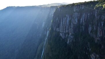 Las impresionantes Cataratas Mutarazi en las Tierras Altas Orientales de Zimbabue, clasificadas como el destino número 14 más subestimado del mundo