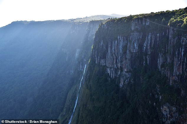 Las impresionantes Cataratas Mutarazi en las Tierras Altas Orientales de Zimbabue, clasificadas como el destino número 14 más subestimado del mundo