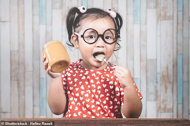 Los expertos descubrieron que la introducción de productos de maní a los bebés cuando tenían cuatro y seis meses redujo la incidencia de alergias al maní más adelante en la vida en un 77 por ciento (imagen de archivo)