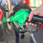 El canciller dijo a los parlamentarios que ahorrará a los automovilistas £ 100 durante el próximo año al congelar el impuesto sobre el combustible por decimotercera vez consecutiva, además de mantener el recorte que se introdujo hace 12 meses.
