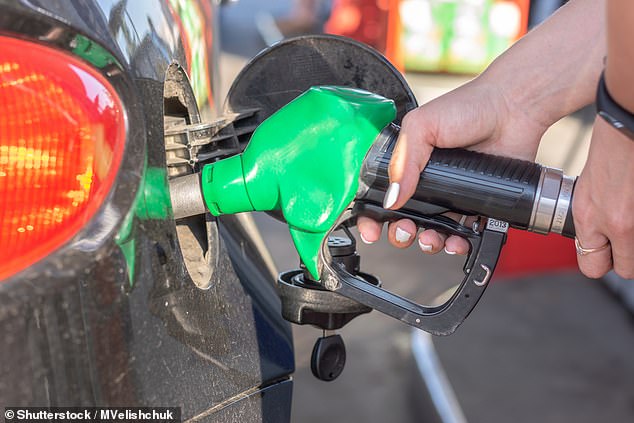El canciller dijo a los parlamentarios que ahorrará a los automovilistas £ 100 durante el próximo año al congelar el impuesto sobre el combustible por decimotercera vez consecutiva, además de mantener el recorte que se introdujo hace 12 meses.