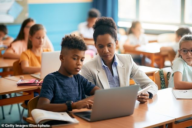 El estudio encontró que los niños con maestros de la misma etnia desarrollaron una mejor memoria de trabajo, que es esencial para la resolución de problemas y el aprendizaje.