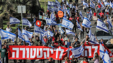 Los israelíes intensifican las protestas después de que Netanyahu rechazara la propuesta de compromiso judicial