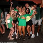 Miles de juerguistas envueltos en su mejor atuendo verde han acudido en masa a los pubs y clubes de Sydney para celebrar el Día de San Patricio.