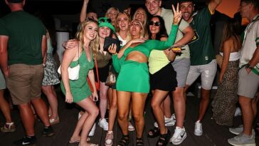 Miles de juerguistas envueltos en su mejor atuendo verde han acudido en masa a los pubs y clubes de Sydney para celebrar el Día de San Patricio.