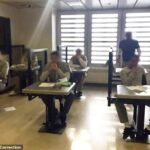Los presos en Rikers Island todavía están encadenados y esposados ​​a escritorios de restricción de metal cuando están en las aulas a pesar de que el comisionado de corrección prometió retirarlos el año pasado.