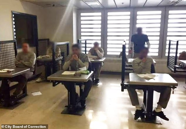 Los presos en Rikers Island todavía están encadenados y esposados ​​a escritorios de restricción de metal cuando están en las aulas a pesar de que el comisionado de corrección prometió retirarlos el año pasado.