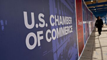 Los principales demócratas del Senado presionan a la Cámara de Comercio sobre la amenaza de demandar a la FTC por la prohibición de la cláusula de no competencia