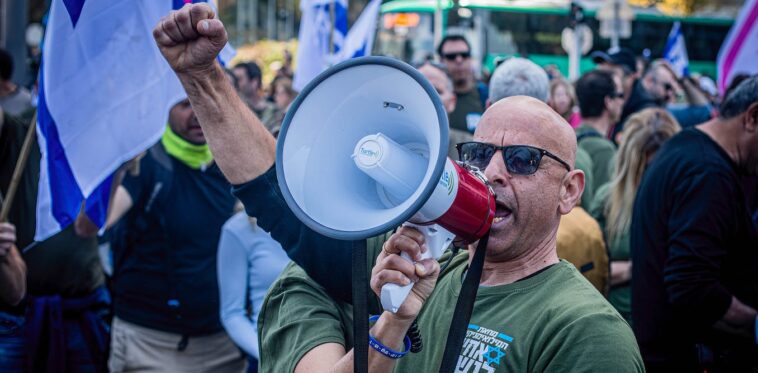 Los reservistas militares de Israel se unen a las protestas, transformando potencialmente una crisis política en una crisis de seguridad.