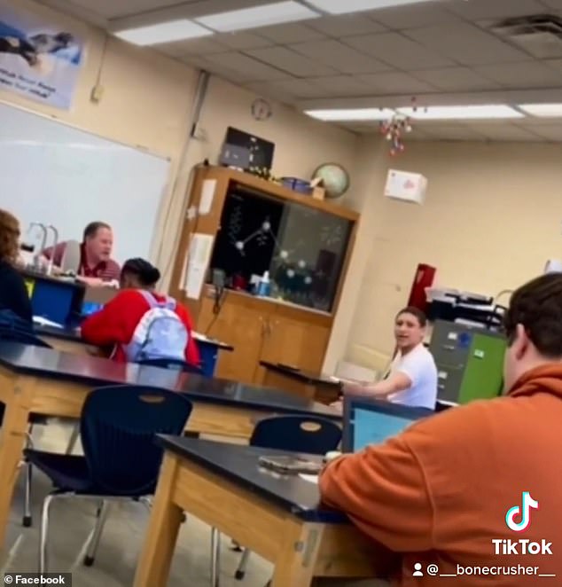 Un maestro blanco en la escuela secundaria South Doyle en Tennessee fue grabado repetidamente usando la palabra n frente a los estudiantes que dijeron sentirse 'faltados al respeto' durante la situación.