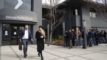 Mark Zandi de Moody's Analytics dice que es poco probable que la Fed suba las tasas en marzo debido a la agitación bancaria