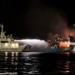 En la imagen: la Guardia Costera de Filipinas rocía agua sobre un incendio a bordo del Lady Mary Joy 3 durante una operación de búsqueda y rescate en aguas de la isla Baluk-Baluk en la provincia de Basilan
