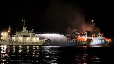 En la imagen: la Guardia Costera de Filipinas rocía agua sobre un incendio a bordo del Lady Mary Joy 3 durante una operación de búsqueda y rescate en aguas de la isla Baluk-Baluk en la provincia de Basilan