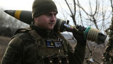 Se cree que las tropas rusas están muriendo cinco veces más que los ucranianos (En la foto: un miembro del servicio ucraniano lleva un proyectil de mortero antes de disparar contra las tropas rusas)