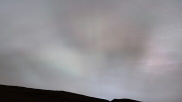 ¿Alguna vez se preguntó cómo sería ver la puesta de sol en otro planeta?  Bueno, esta deslumbrante imagen captura el impresionante espectáculo en Marte y es la primera vez que los rayos del sol se ven tan claramente en el Planeta Rojo.