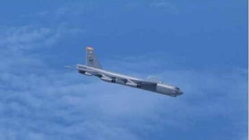 Este es el momento dramático en que un avión de combate ruso interceptó un par de bombarderos nucleares estadounidenses sobre el Mar Báltico, solo unos días después de que un dron estadounidense fuera derribado.